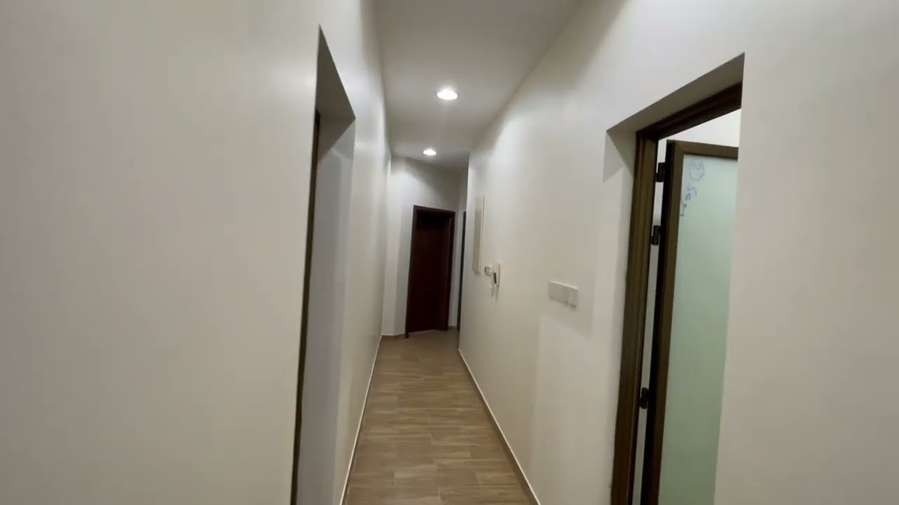 شقة دورين للإيجار مدخل مستقل جديده 👍الموقع الإحساء 📍حي السلام ☎️للتواصل ( تم التأجير)