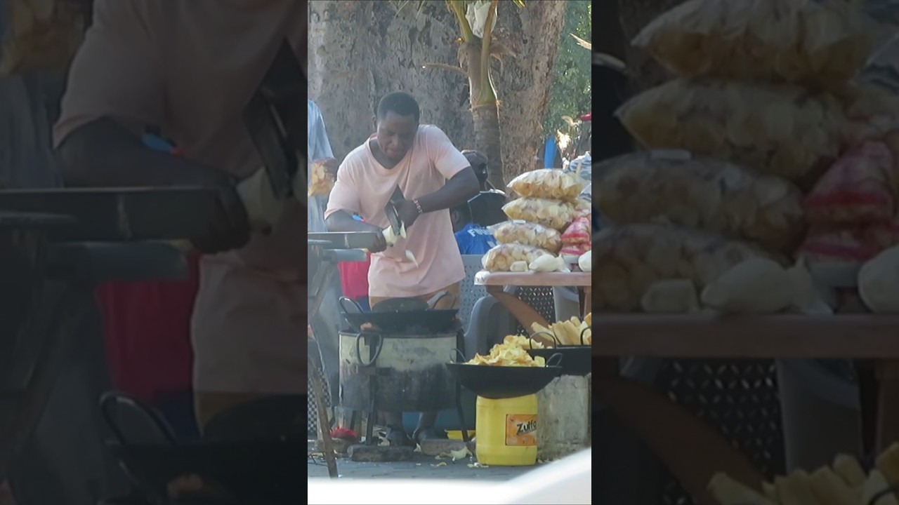 Быстрая нарезка... мужчина готовит маниоку в Мама Нгина