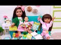 Mama doll helps her daughter learn the Opposites! Play Dolls useful practice for kids