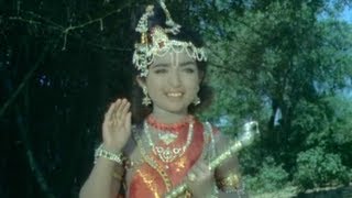 Bhakta Tukaram Movie Scenes - ANR distributes farm produce to the poor - Anjali Devi