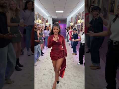 هالي بيلي تشيك سلاي في عرض جينر هدسون هالي بيلي شرطة الموضة عرض جينيفر هدسون