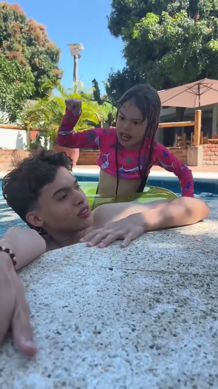 La piscina del pueblo #humor #cosasdefamilia #comedia #shortviral