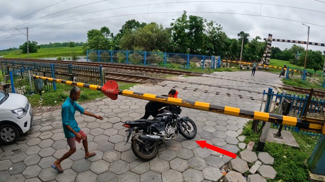 A byker stuck with his bike and try to escape from the gate WDG4 hauling a long freight to Railgate😳