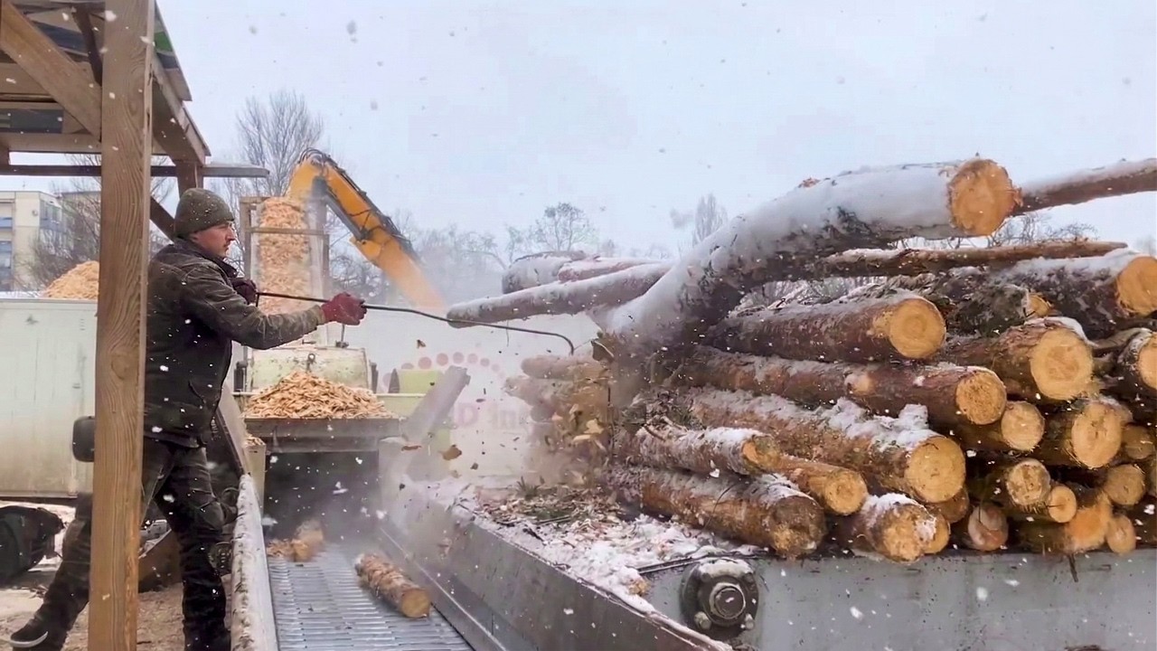 Ultimate Performance in Snowy Wood Chip Production