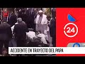 El momento exacto en que carabinera cae de caballo en medio del paso del Papa | 24 Horas TVN Chile
