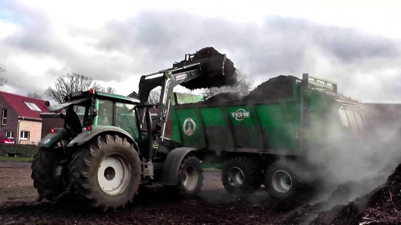 Kompost streuen 2021 mit Valtra T 183 u. Tebbe HS 220 Streuer