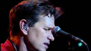 Chris Isaak  sings in Spanish
