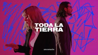 Video thumbnail of "Un Corazón - Toda La Tierra (Videoclip Oficial)"