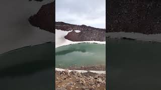 ЯДОВИТОЕ кратерное ОЗЕРО манит ТУРИСТОВ в жерло ВРЕМЕННО СПЯЩЕГО ВУЛКАНА! #природа #туризм #горы