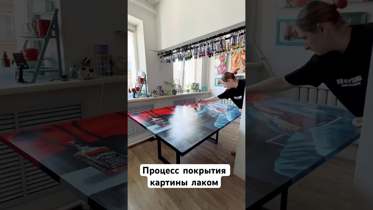 Процесс покрытия картины лаком 