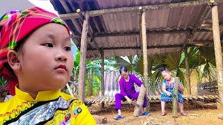 The poor girl and her grandmother completed the bamboo chicken coop. Ngan picks beans to cook