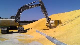 John deere 270dlc loading corn