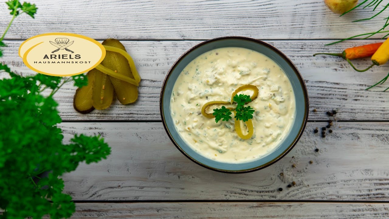 Remoulade selber machen hergestellt aus Mayonnaise, Gurken, Ei ...