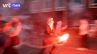 Politie grijpt in nadat studentenprotest in Amsterdam uit de hand loopt by VRT NWS 9,901 views 8 days ago 1 minute, 29 seconds
