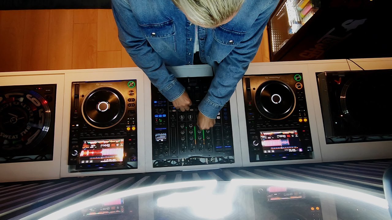 Real DJs don't need headphones!