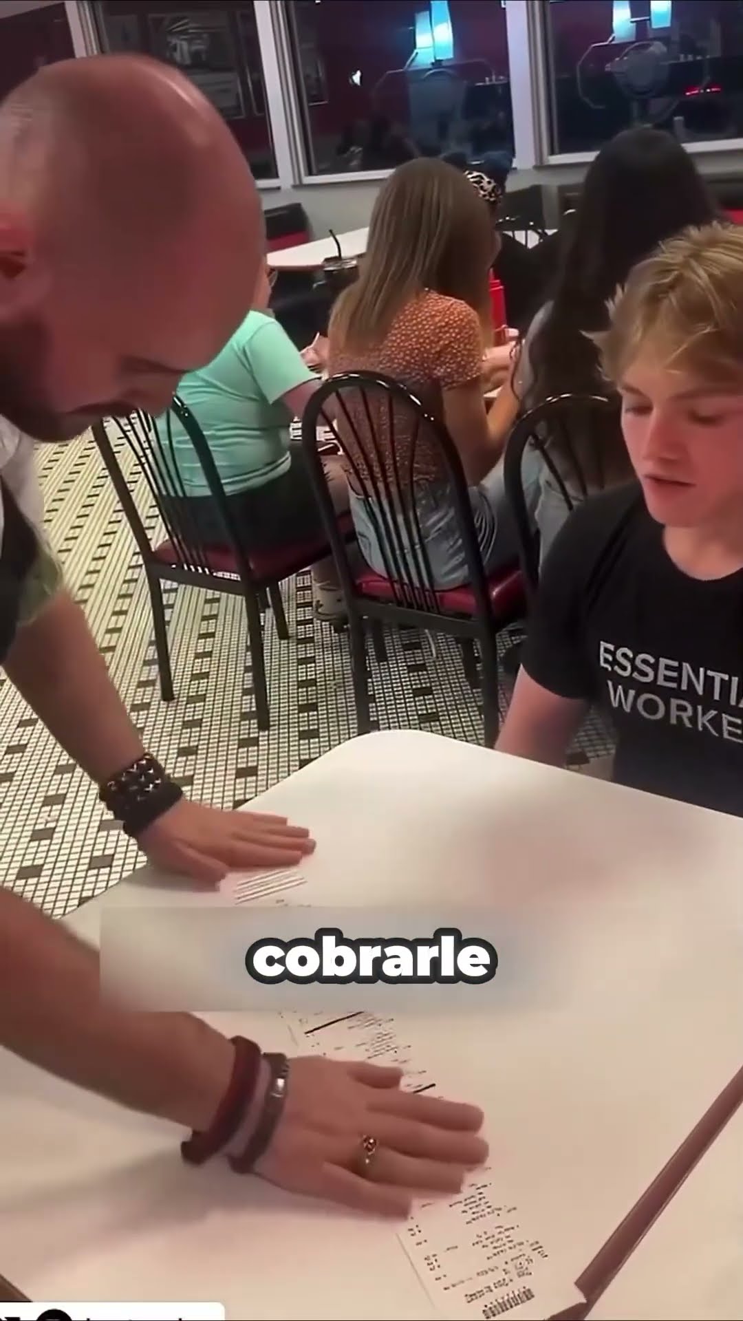 El CAMARERO más LOCO del MUNDO?
