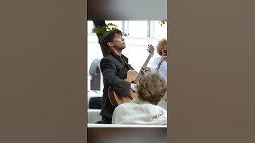 Бездомный взял гитару – все в шоке!@AkStar