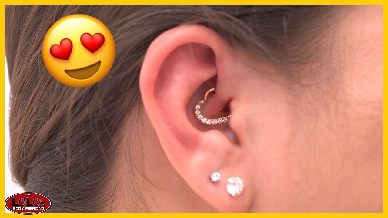 namens bericht nakomelingen The Heart Ear Piercing AKA Daith Piercing - YouTube