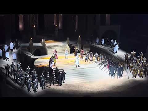 خوانش وطن از علی زند وکیلی در انتهای نمایش رستم و سهراب رستم سهراب تئاتر تهران ایران