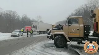 8 грузовиков побились за час в одном месте