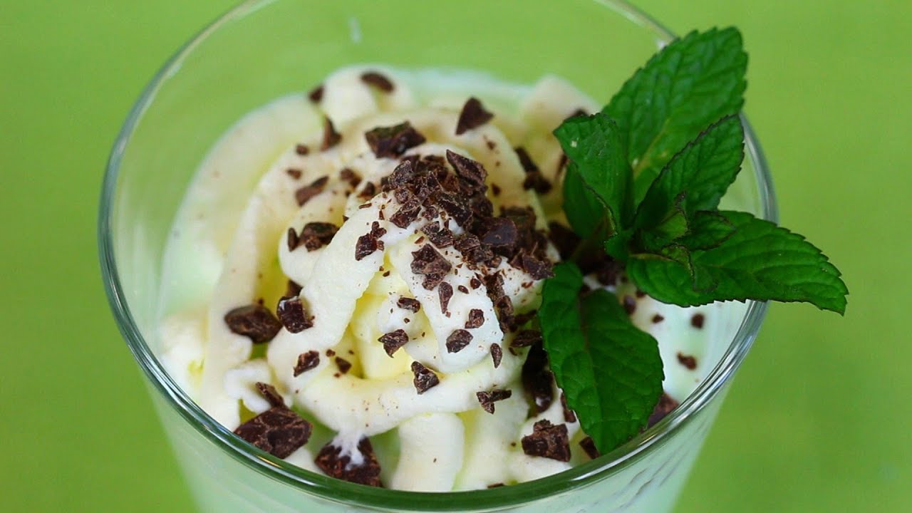 Mint milk with whipped cream and chocolate recipe | BuonaPappa