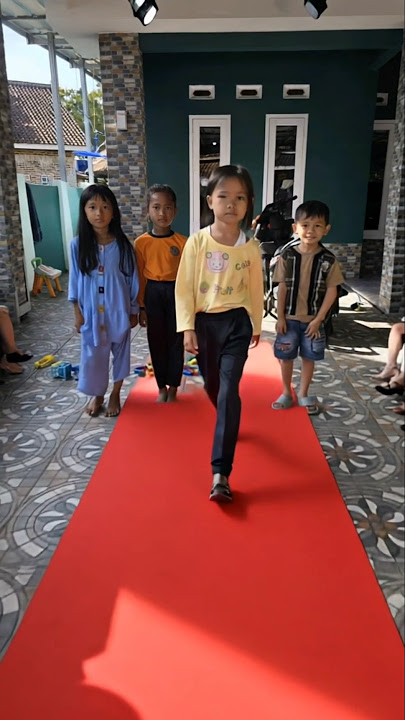 baju kuning yang jadi model
