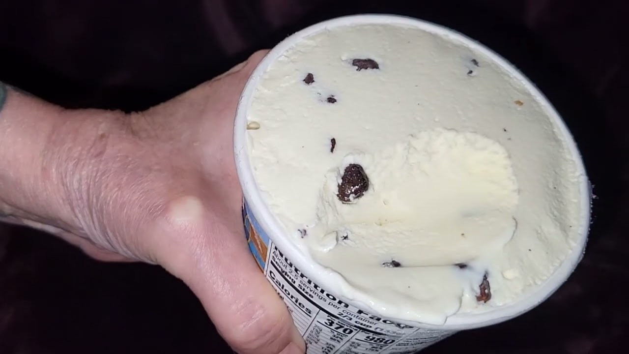 Дегустация швейцарского шоколадно-миндального мороженого Haagen-Dazs.