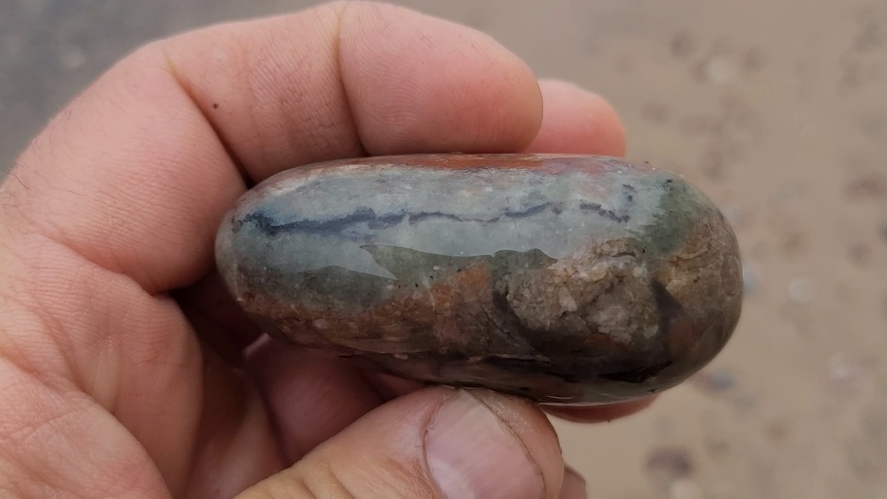 Rockhounding - Rainy day rockhounding on the shores of Lake Superior