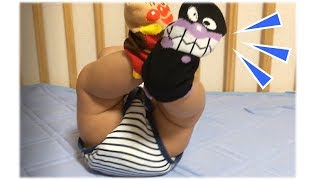 おもしろ赤ちゃん映像♪アンパンマンとばいきんまんの履育靴下で足人形劇☆そこに思わぬ邪魔者が… Anpanman Socks Puppet Play by Funny Baby Yuito222ch