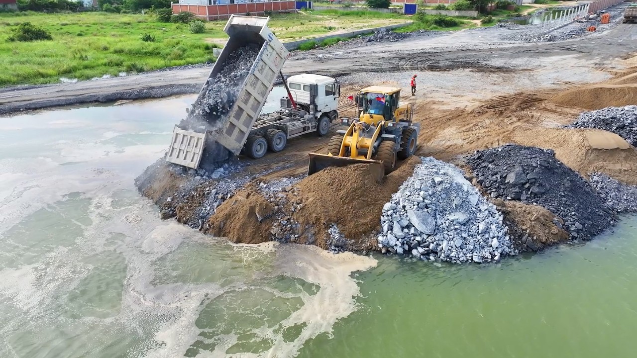 Good Job Wheel Loader SDLG Push Sand Into Water And DumpTruck Many Unloading Sand