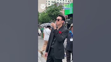 Visual điển trai của Rocker Nguyễn ở phố đi bộ