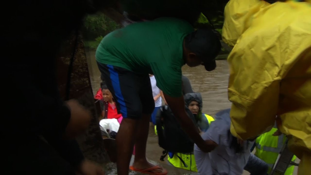 Texans Come Together in Flooding Rescue Efforts - YouTube
