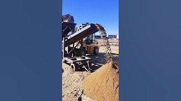 The mobile vibrating screen is very convenient. It can screen sand and stone