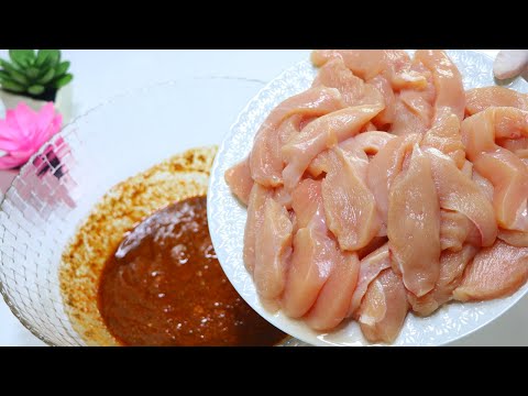 فيديو: طريقة طهي صدور الدجاج مع الخضار في الفرن