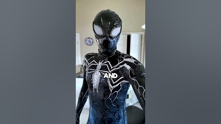 Bekijk hoe deze man een Spider-Man-pak met bewegende ogen maakt!