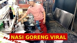 JUALAN NASI GORENG  DI  INDONESIA , MASAK TANPA BERHENTI KARENA BANYAK PESANAN