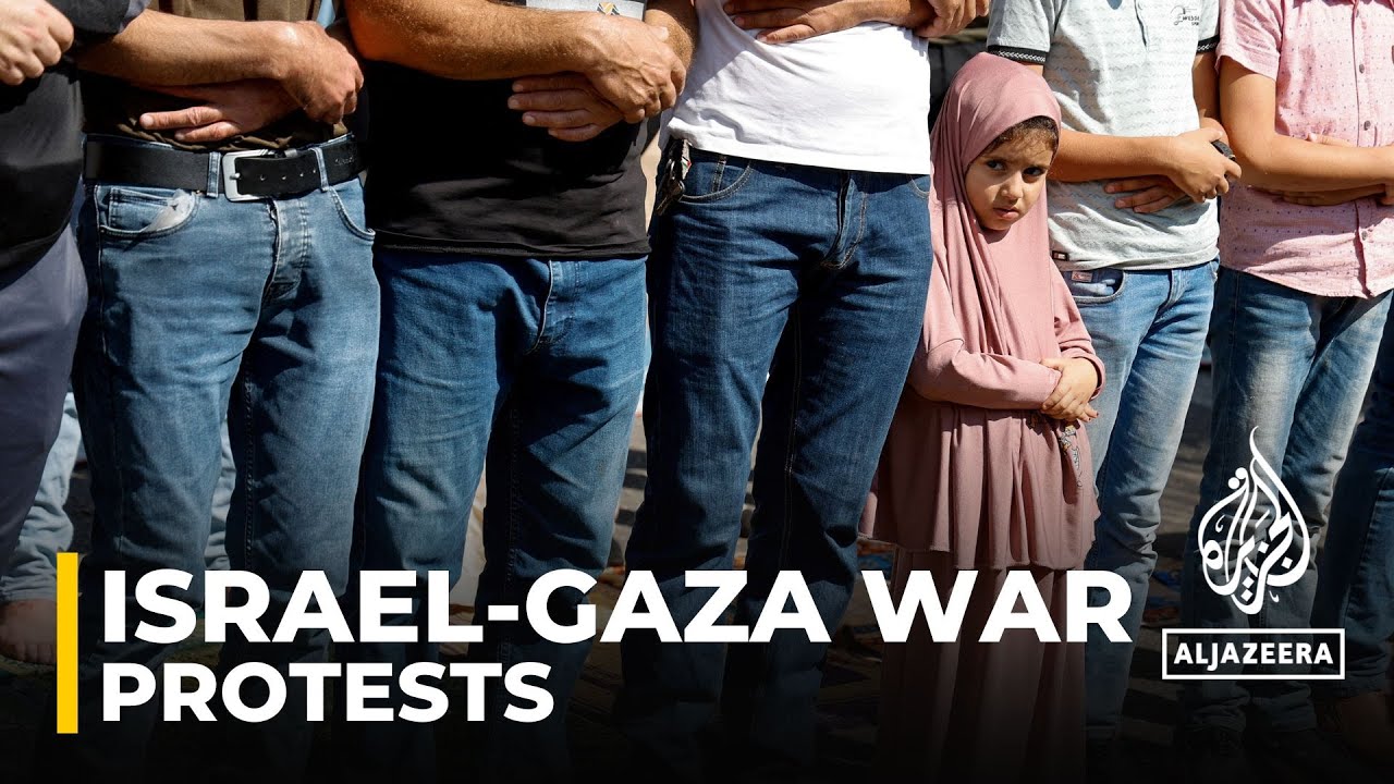 يتظاهر الفلسطينيون في الضفة الغربية المحتلة احتجاجاً على قصف إسرائيل لغزة