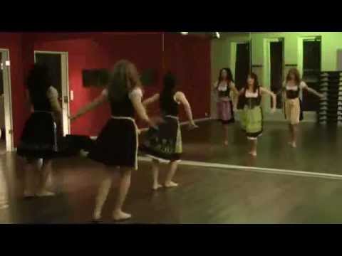 2.-dirndl-und-lederhosen-flashmob-(choreographie)