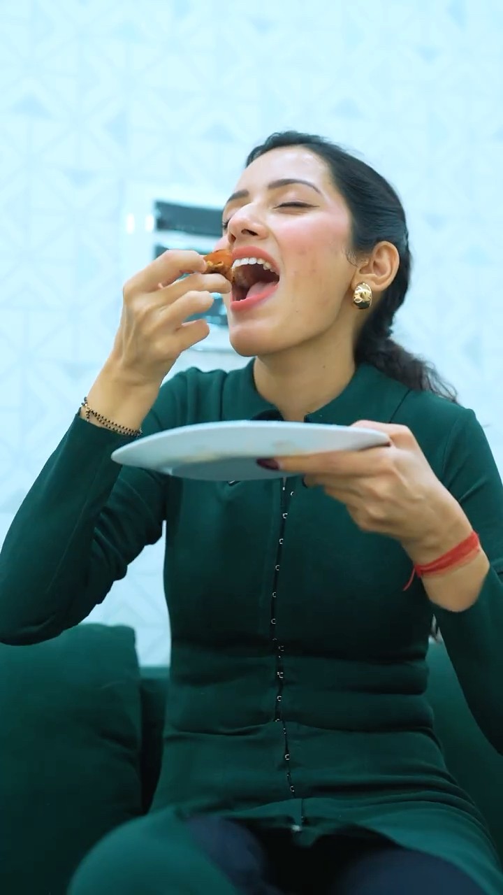 Neetu Se Banwaye Gulab Jamun Ke Parathe ?? #neetubisht #comedy #trendingonshorts #nanandbhabhi