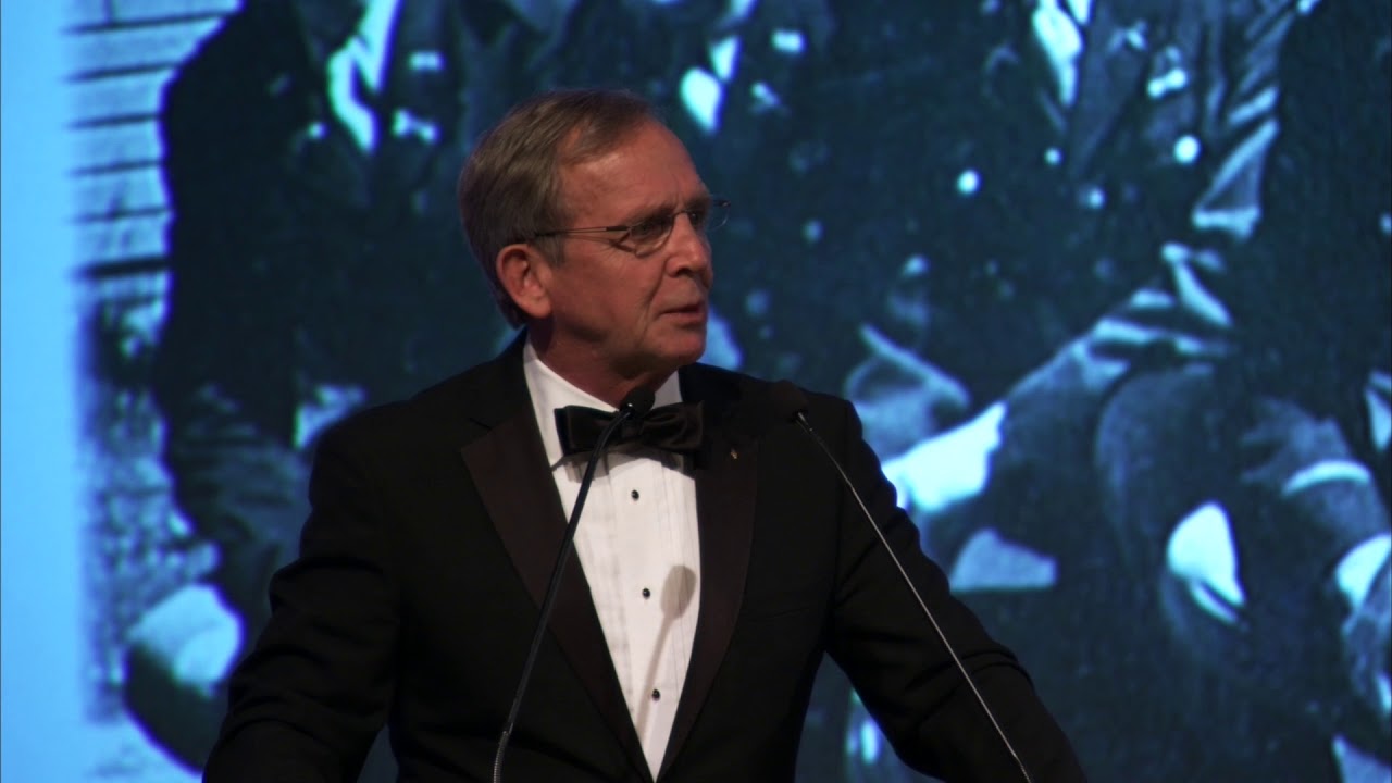 Presentation of the 2017 William J  Donovan Award® by Adm. Eric Olson to Dr. Michael Vickers