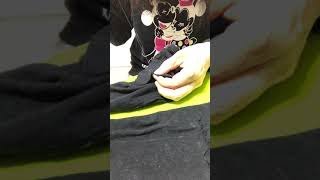 タイツの穴を繕う　小学生２年生の女の子のタイツ