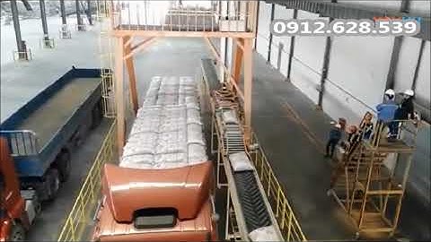 Robot xếp bao xi măng lên xe tự động