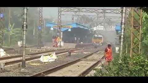 Down Bandel - Howrah Local Smoothly Arriving At Mankundu Station
