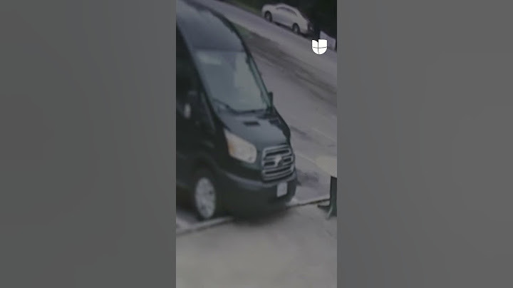 El momento en que un auto sale volando y se estrella en una gasolinera tras una persecución policial