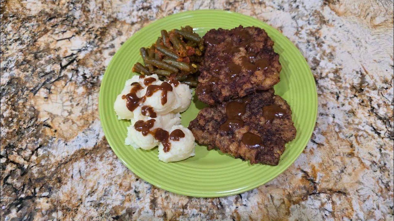 Crispy  Tendrized Cube Stake With Homemade Mashed Potatoes, Gravy And  Green Beans 😊
