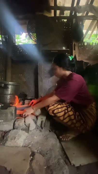 Janda muda sedang memasak ditungku #jandadesa #jandamuda #jandasemok #shortsvideo