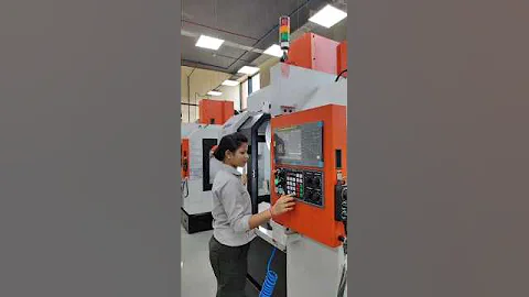 cnc milling Machine operating by a girl how it's possible 😯 guys #trending  #cnc training