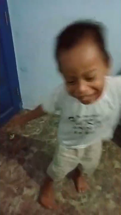 anak kecil muter-muter lucu sampai pusing