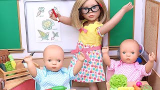 Mama doll shows the twins how to draw vegetables! Play Dolls school story for kids