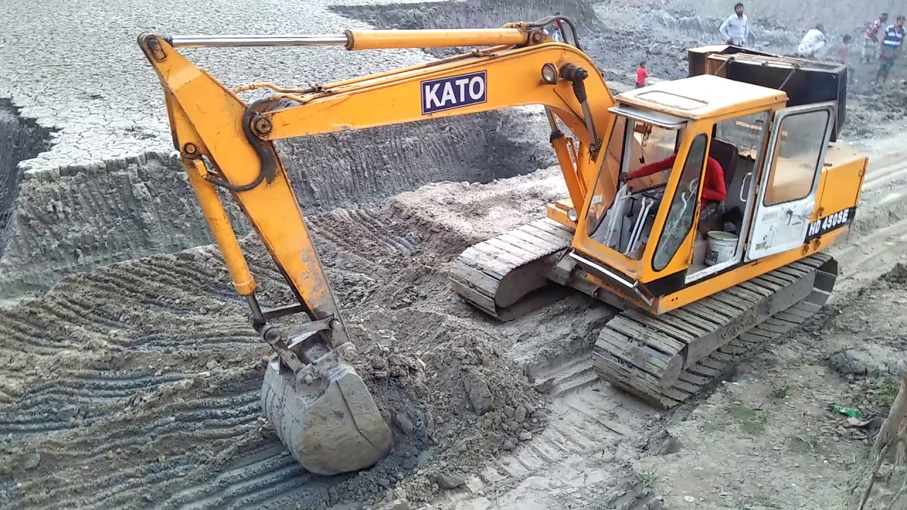kato-excavator-loading-trucks-and-operator-view-youtube